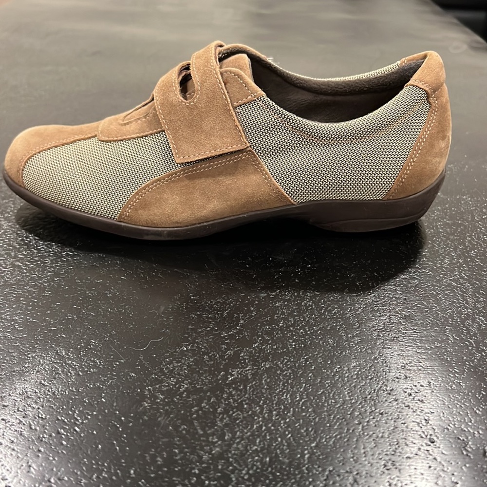 Munro Women’s Jolie Sneaker Brown and Tan Size 6.5